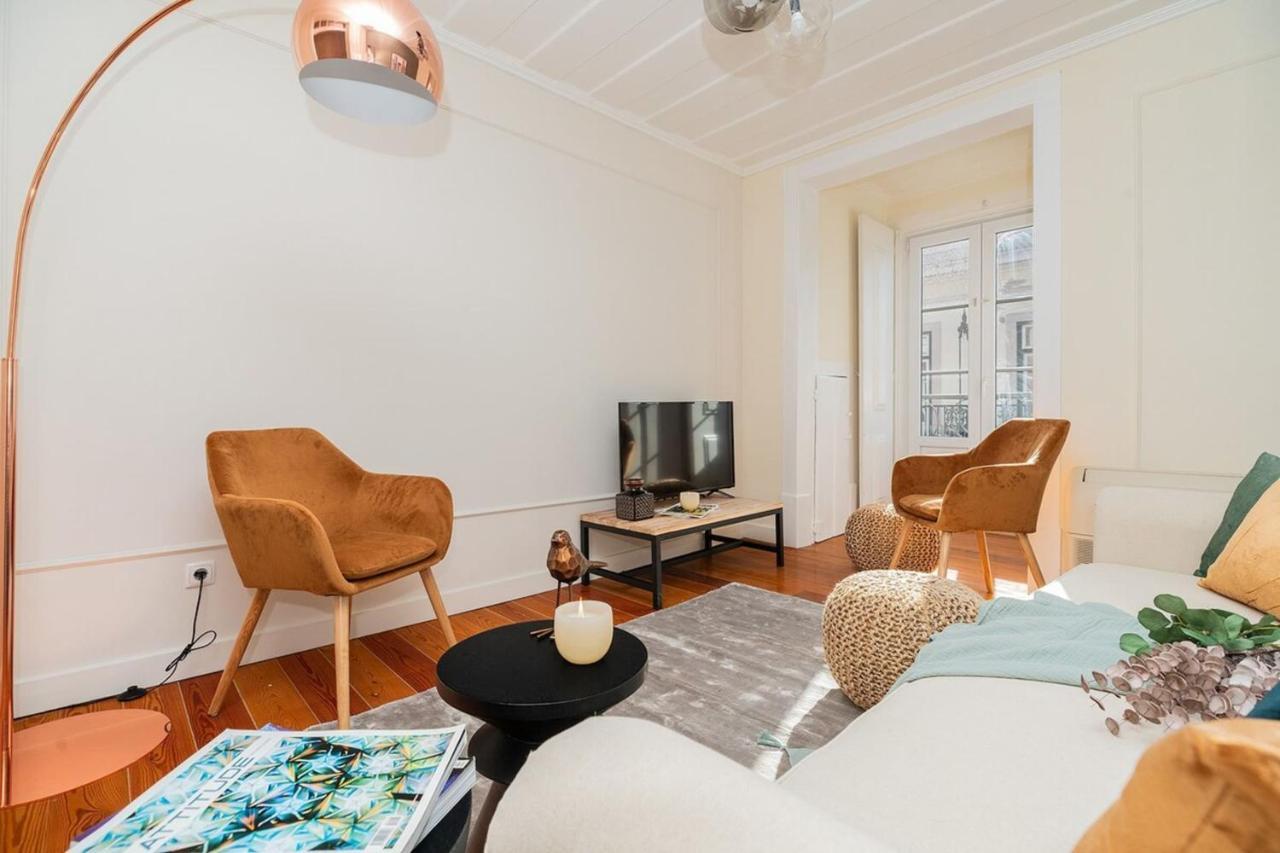 Stunning & Modern 2 Bedroom In Chiado Apartment *