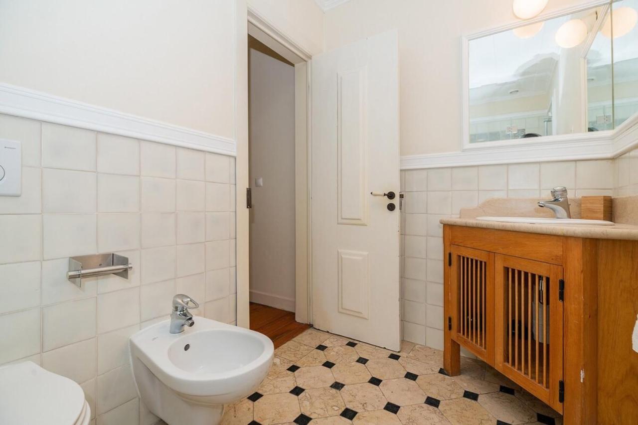 Apartment Stunning & Modern 2 Bedroom In Chiado Lissabon
