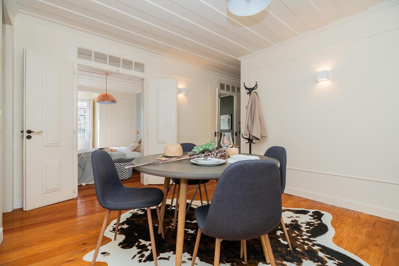 Stunning & Modern 2 Bedroom In Chiado Apartment