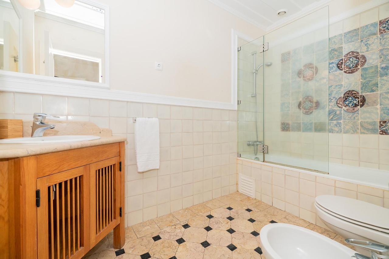 Stunning & Modern 2 Bedroom In Chiado Apartment *